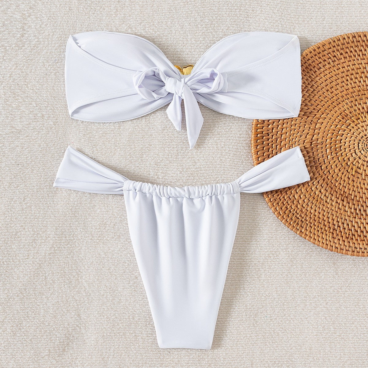 Damen Bandeau-Bikini mit eleganter Goldschließe