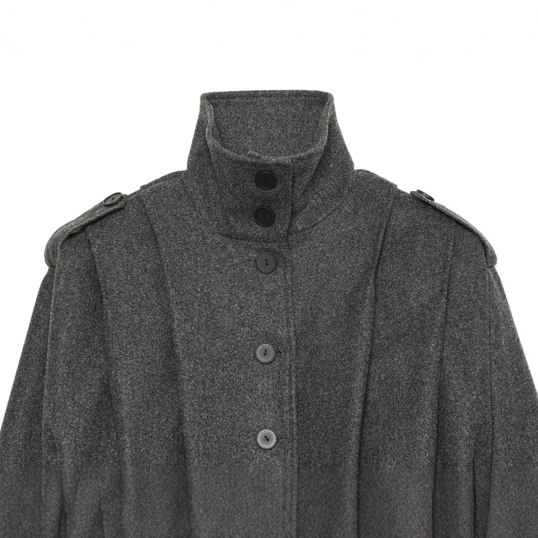 Damen Cropped Cape-Jacke mit hohem Stehkragen, Schulterriegeln und durchgehender Knopfleiste Shop Nory