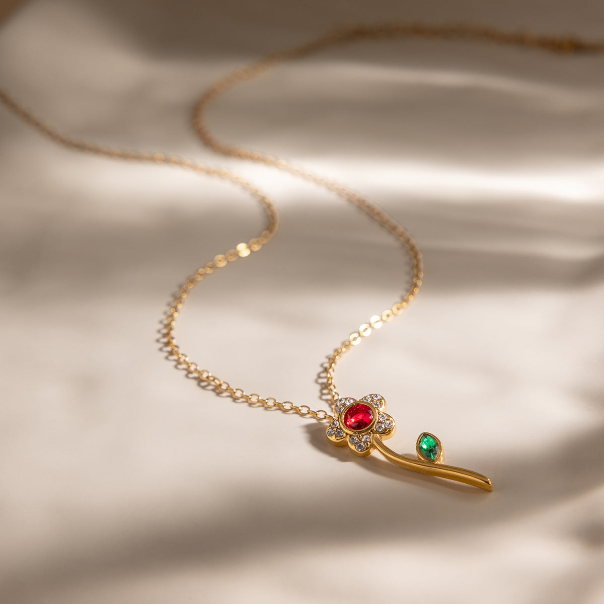 Damen Halskette mit floralen Anhängern und hochwertiger Edelstahlverarbeitung Shop Nory