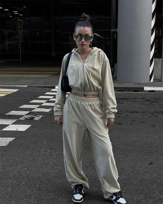 Damen samtiges Lounge-Set mit kurzem Zip-Hoodie, elastischem Rippbund und weitem High-Waist Palazzo-Hose Shop Nory