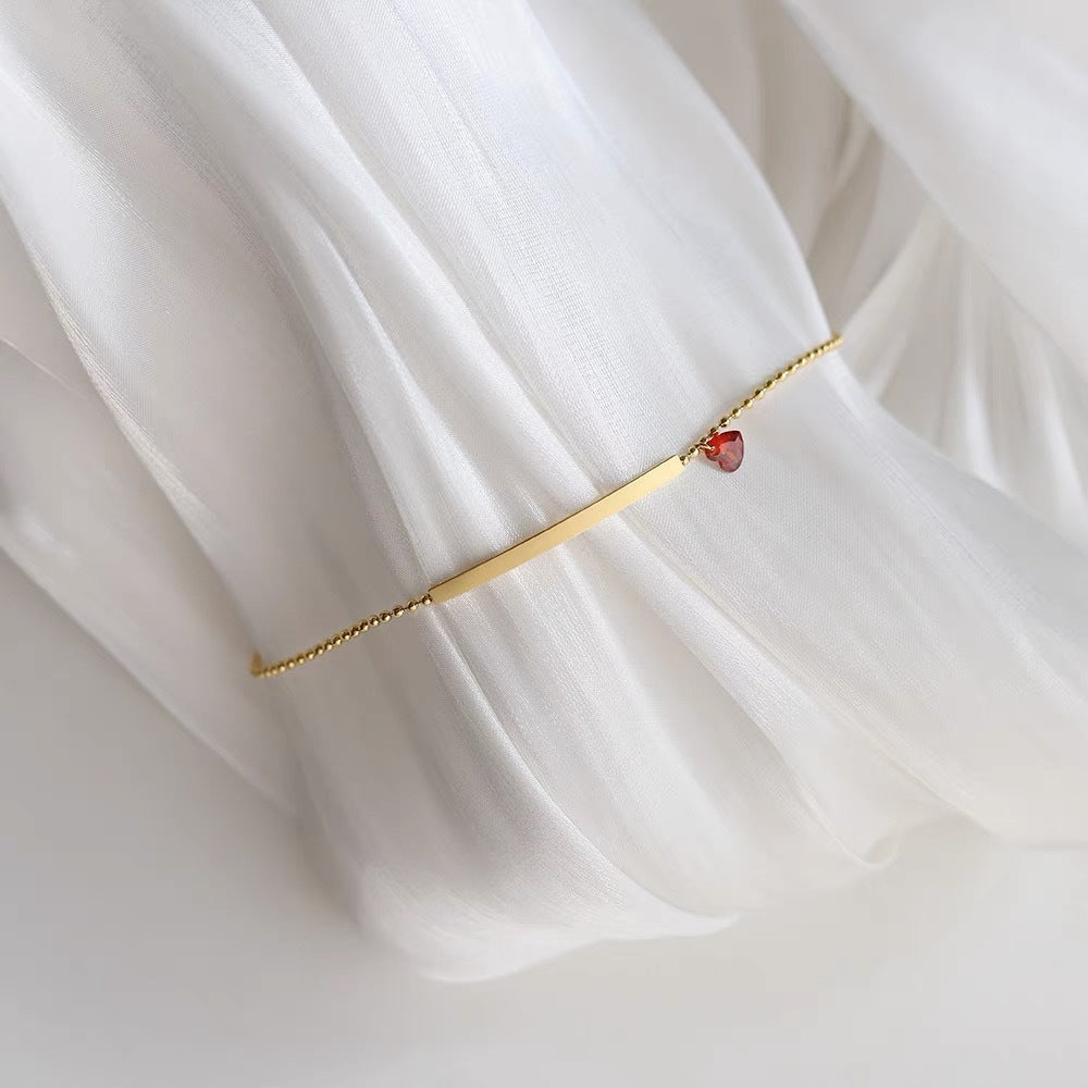 Damen Minimalistische Gold Bar Armreif mit rotem Akzent Shop Nory