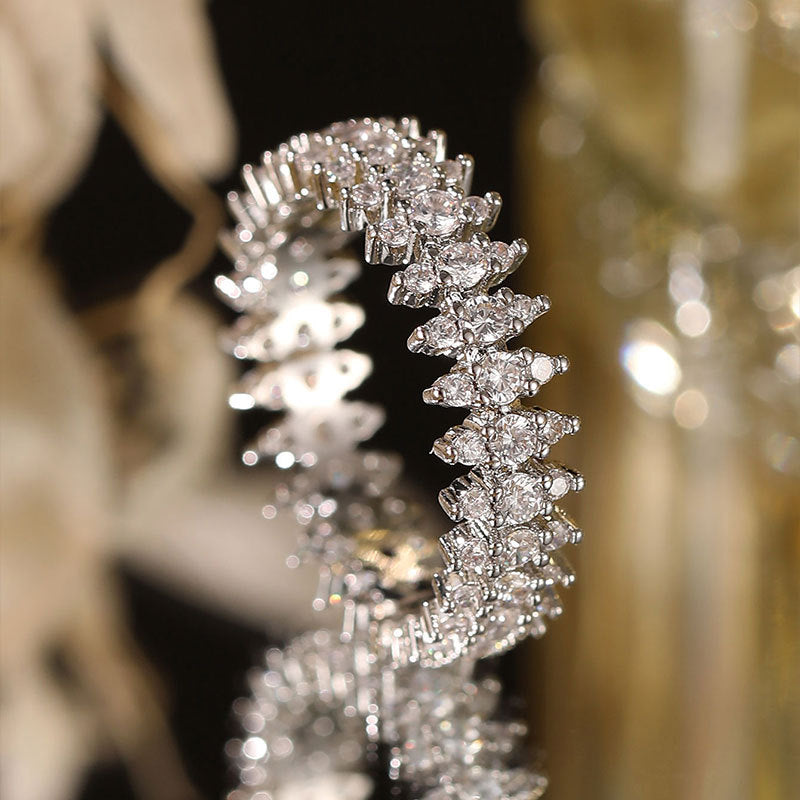 Damenring mit stilvollem Spitzen-Design und funkelnden Kristallen Shop Nory