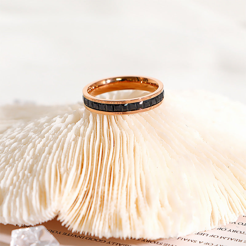Damen Ring mit funkelnden lila Swarovski-Kristallen und polierter Oberfläche Shop Nory