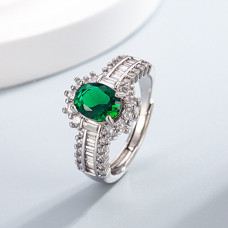 Oval simulierte Edelstein Halo-Verlobungsring mit Mikro Pavé Zirkonia und Baguette-Akzenten
