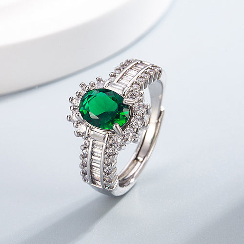 Oval simulierte Edelstein Halo-Verlobungsring mit Mikro Pavé Zirkonia und Baguette-Akzenten
