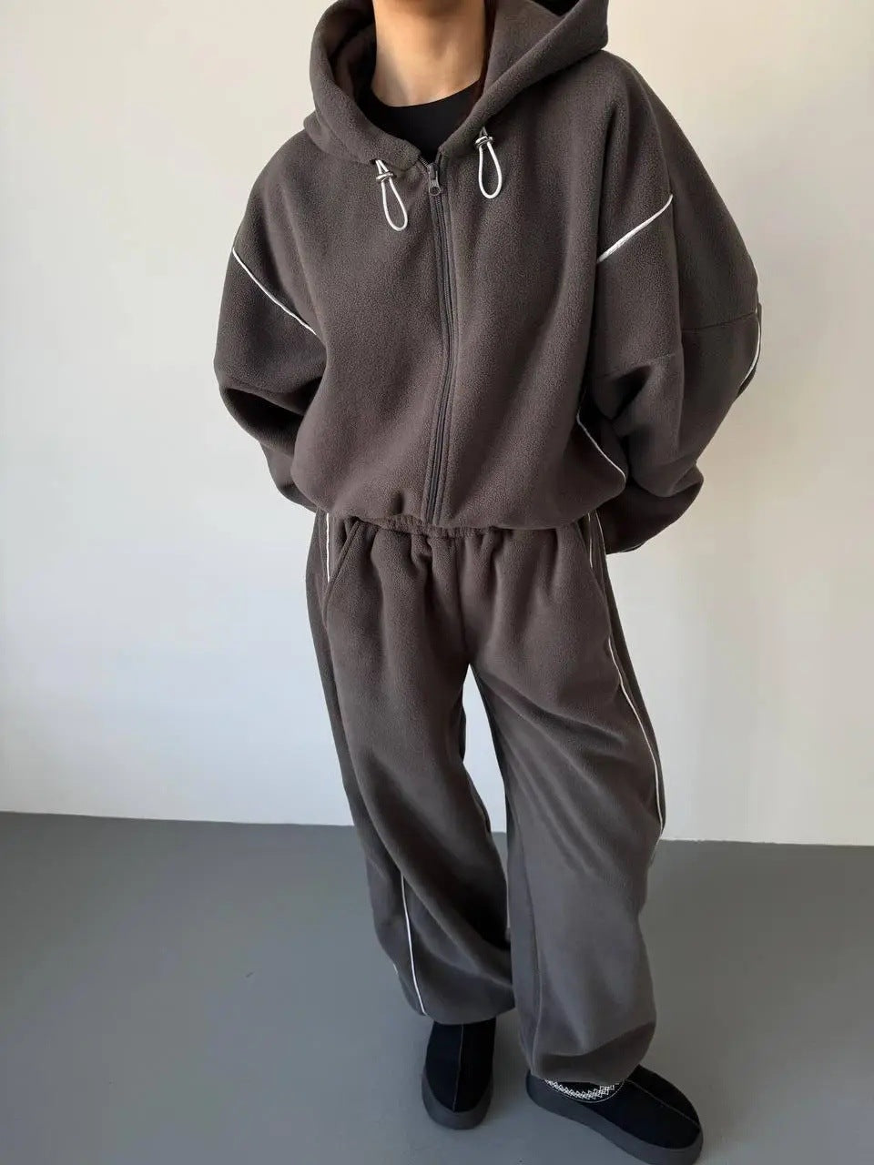 Damen gekürztes Zip-Hoodie mit Tunnelzug und hochgeschnittener weiter Fleece-Loungehose Shop Nory