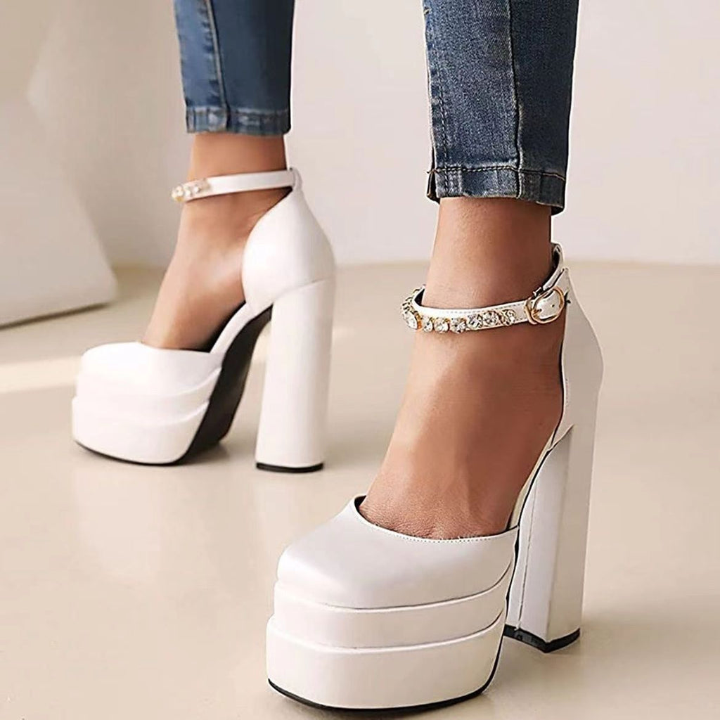 Damen nan Plateau-Sandalette mit skulpturellem Blockabsatz, quadratischer Zehenpartie und kristallbesetztem Knöchelriemen
