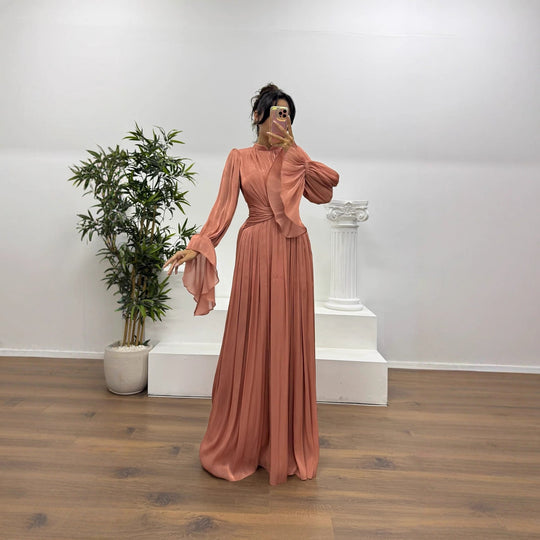 Damen Maxikleid mit figurschmeichelndem Schnitt und eleganter Raffung