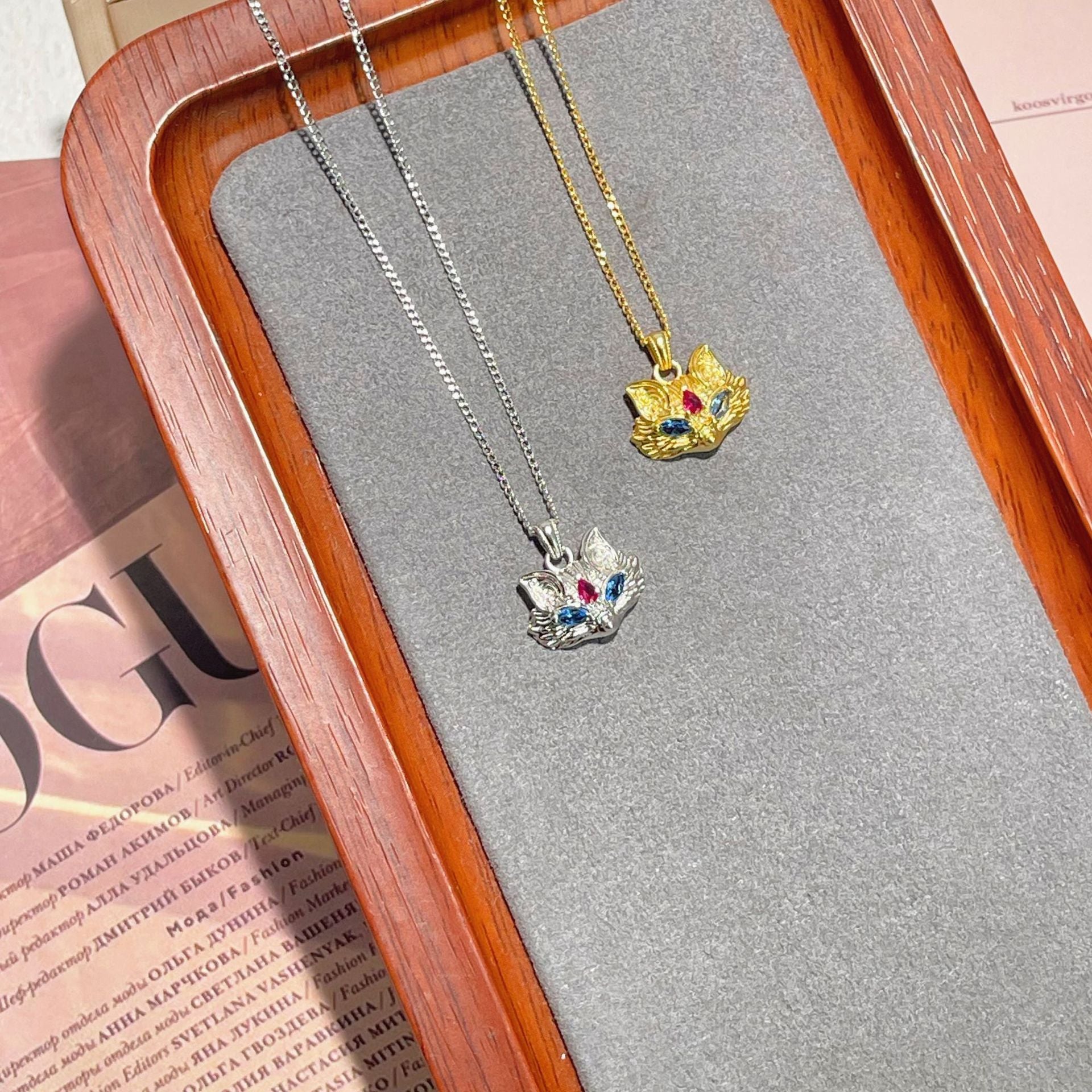 Damen Halskette mit detailliertem Katzenanhänger und strahlenden Kristallen Shop Nory