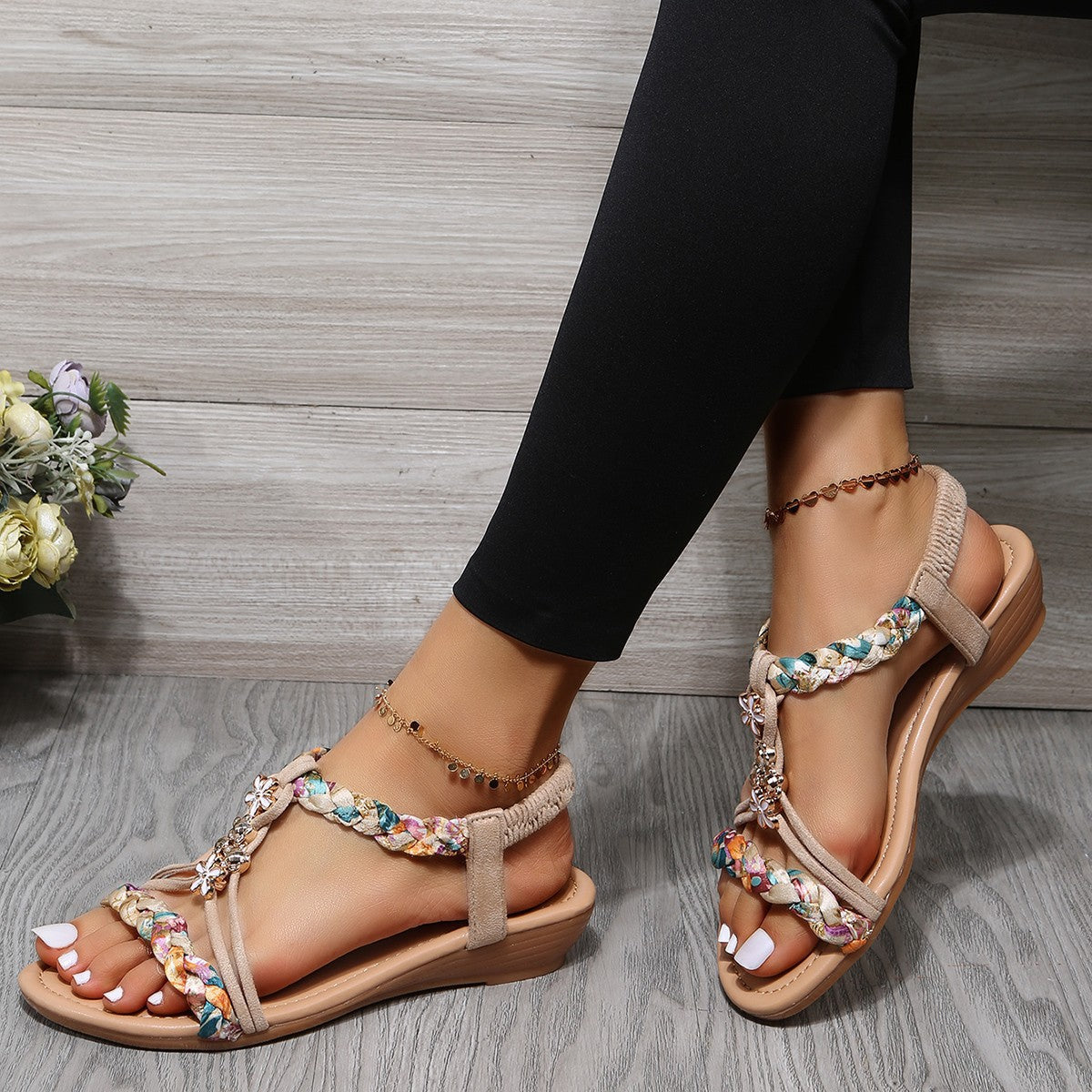 Damen modische Häkelsandalen mit buntem Riemendesign und elegantem Fußbett Shopnory