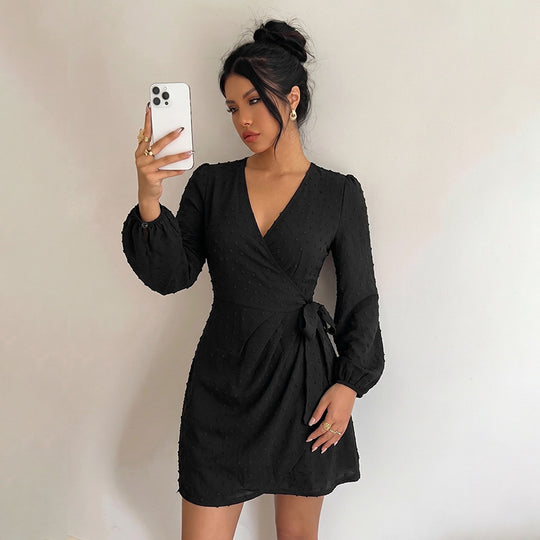 Damen Wickel-Minikleid mit V-Ausschnitt, Punkteffekt, geraffter Taillenpartie und langen Ärmeln Shop Nory
