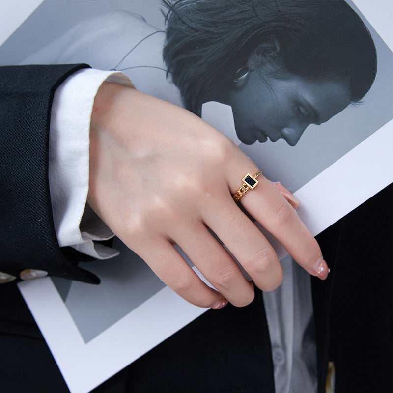 Damen Statement-Ring mit strukturierter Kette und schwarzem Anhänger Shop Nory