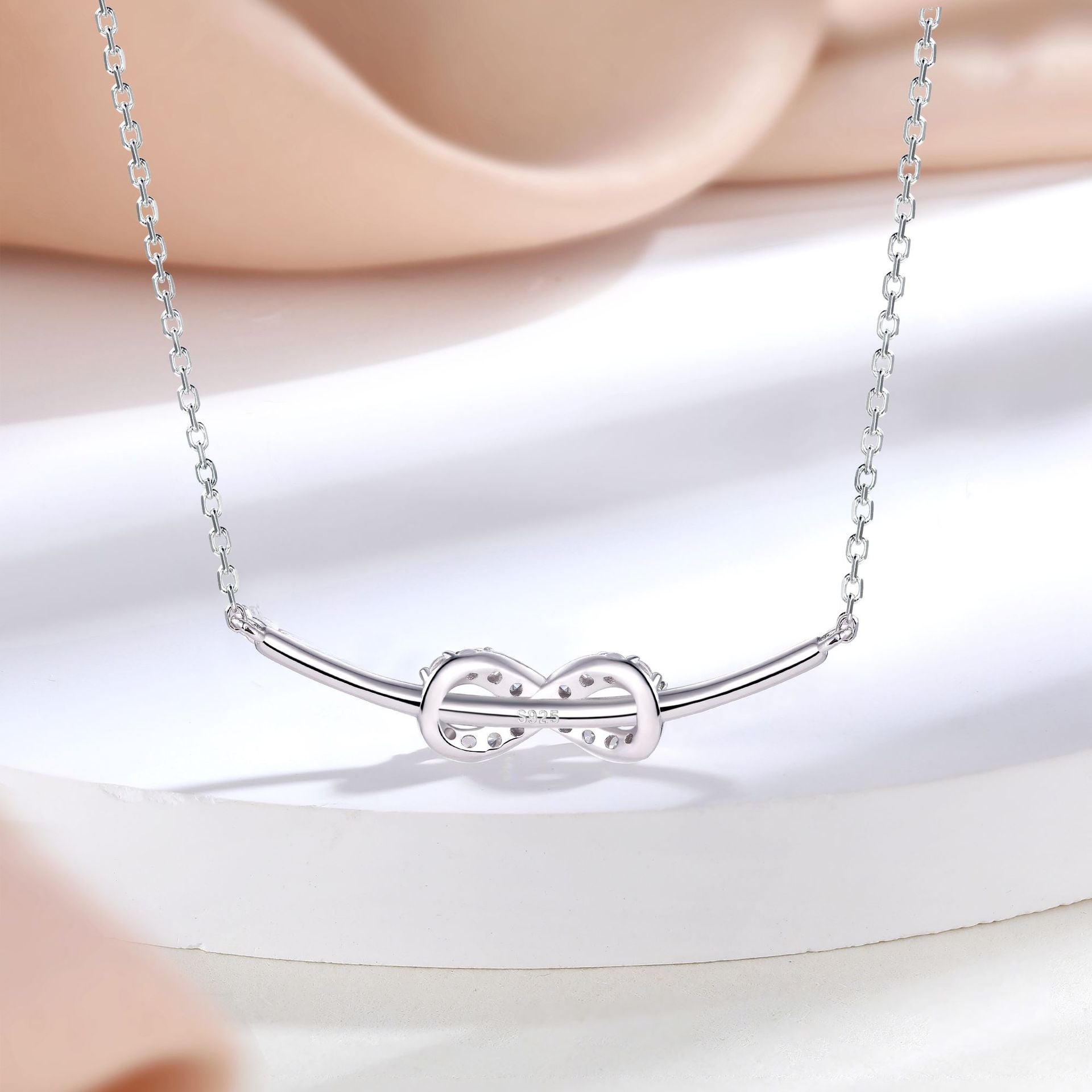 Damen Halskette mit unendlichem Symbol und funkelnden Zirkonia-Akzenten Shop Nory