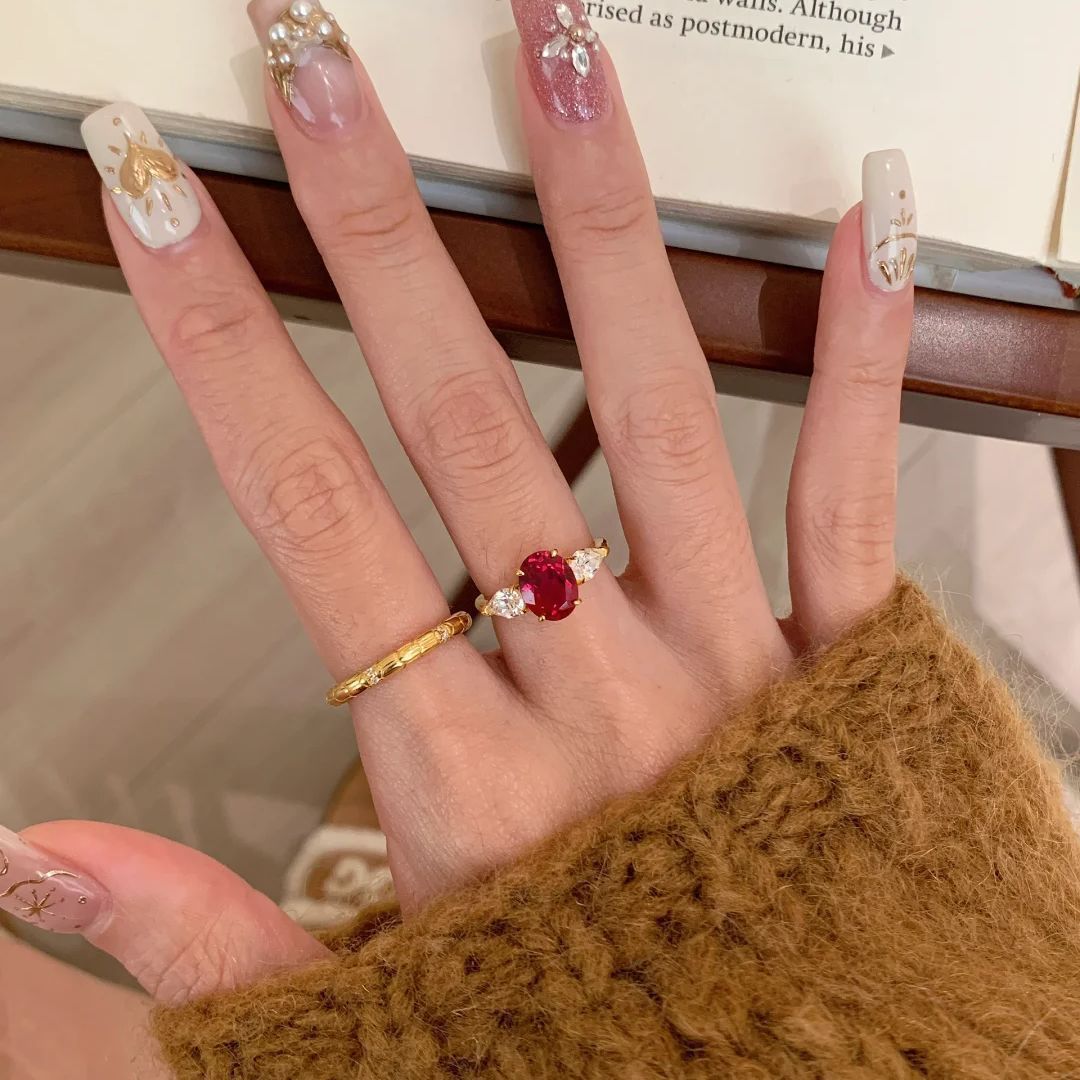 Damen eleganter Ring mit rot glühendem Edelstein und funkelnden Zirkonia Shop Nory