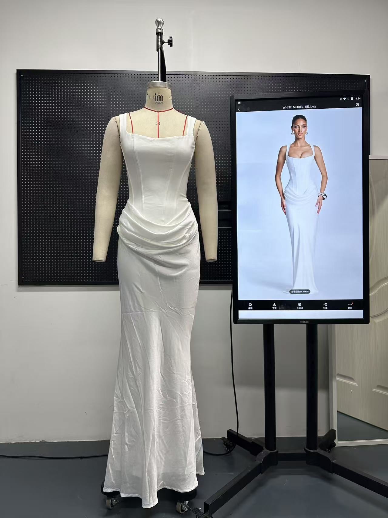 Damen Fließendes Maxi-Kleid mit asymmetrischem Schnitt und raffiniertem Drapé