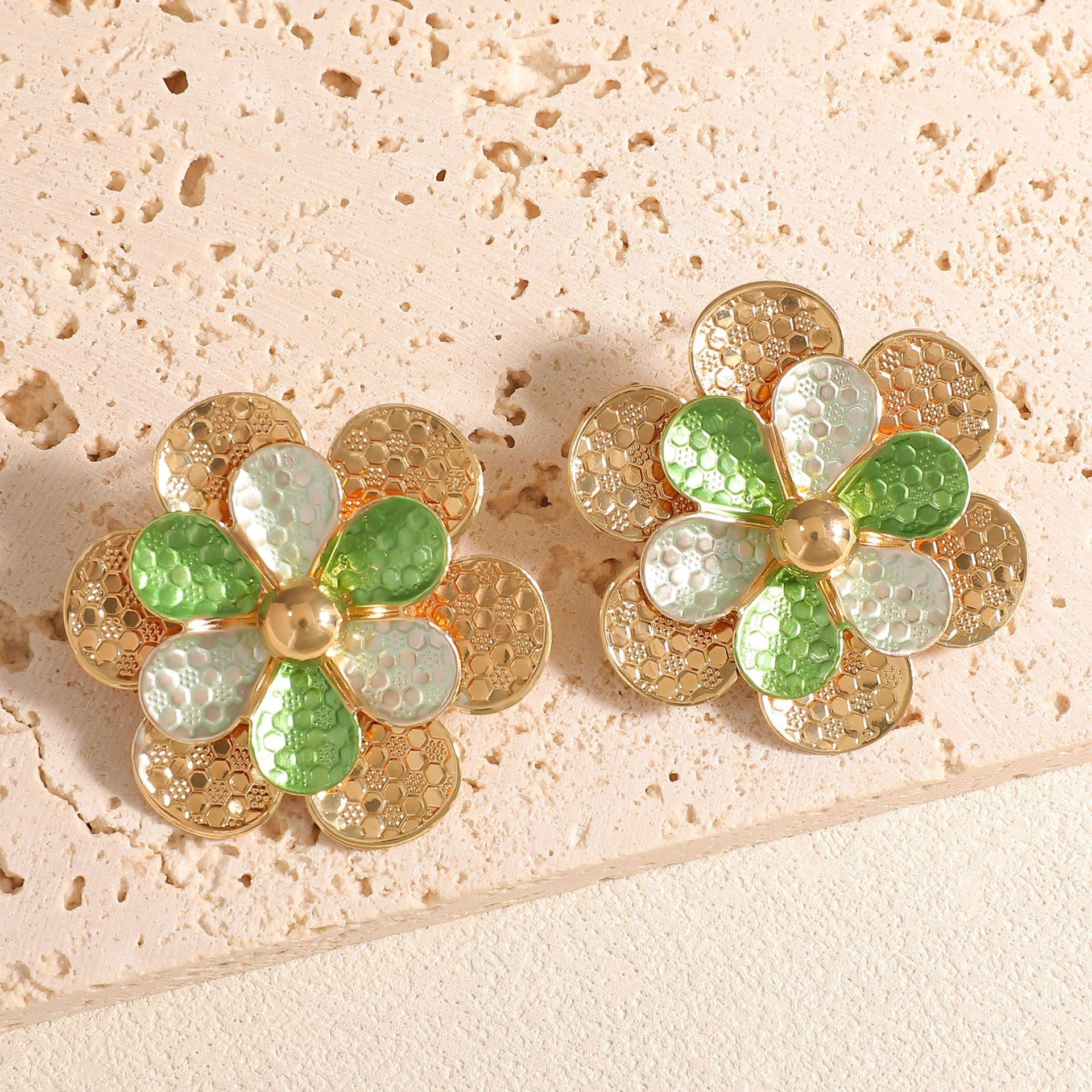 Damen Ohrstecker im kunstvollen Blumenmuster Shop Nory