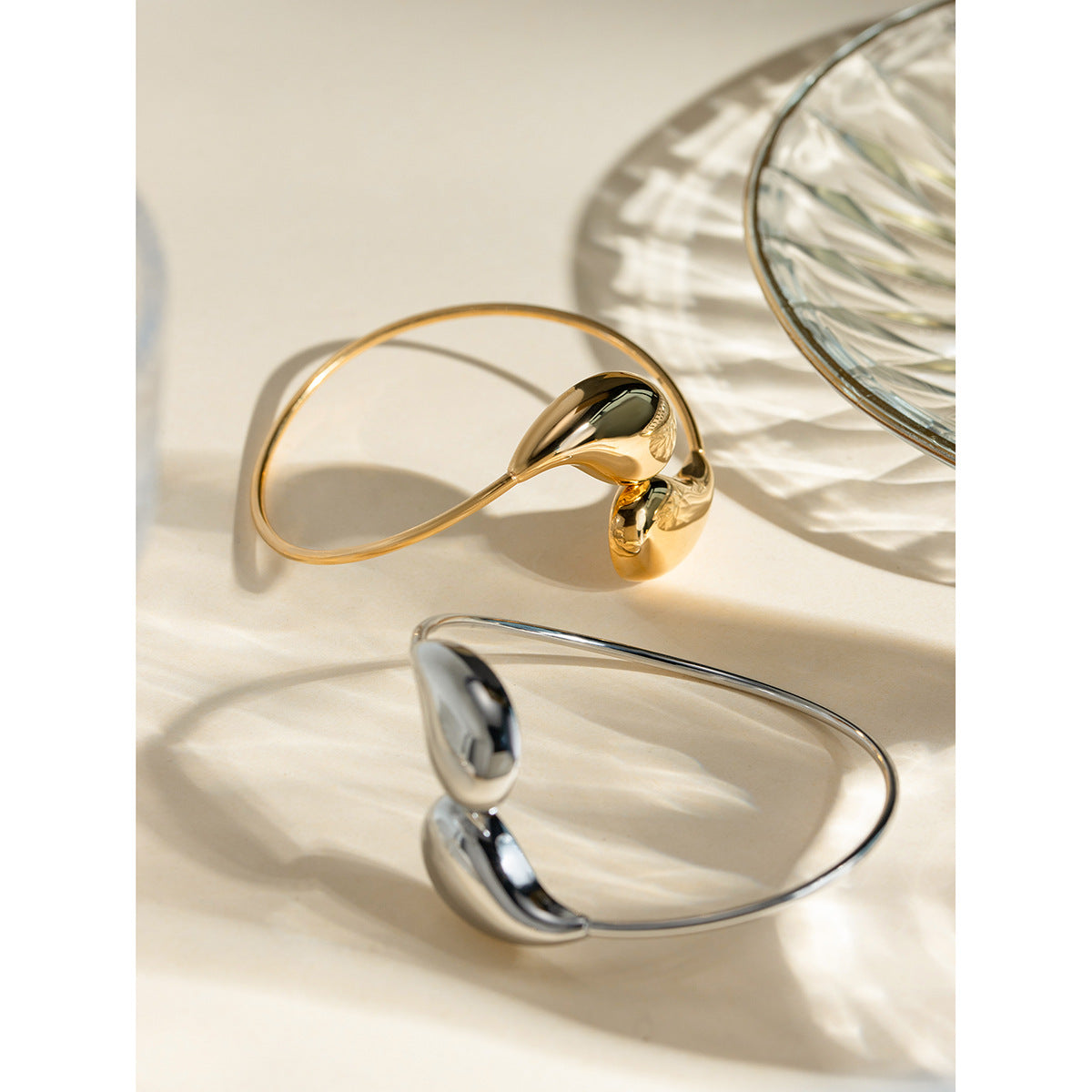 Damen Offenes Armband mit eleganten geschwungenen Designs aus hypoallergenem Edelstahl Shop Nory
