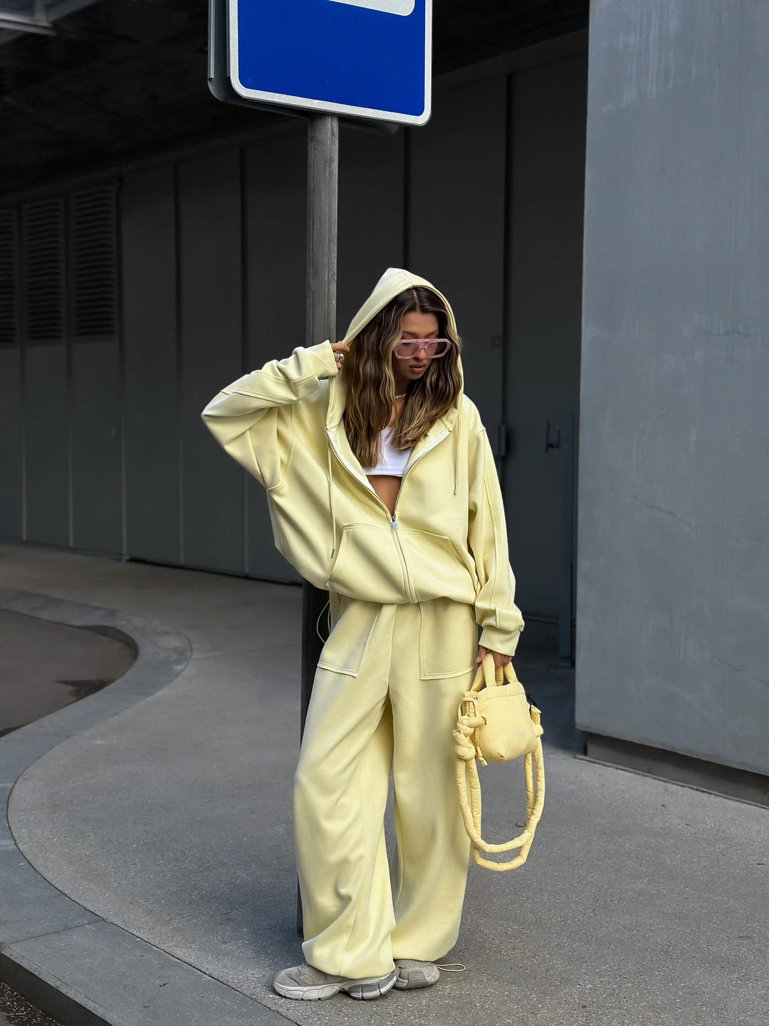 Damen oversized Kapuzenjacke mit Reißverschluss und lässiger Cargo-Loungehose Shop Nory