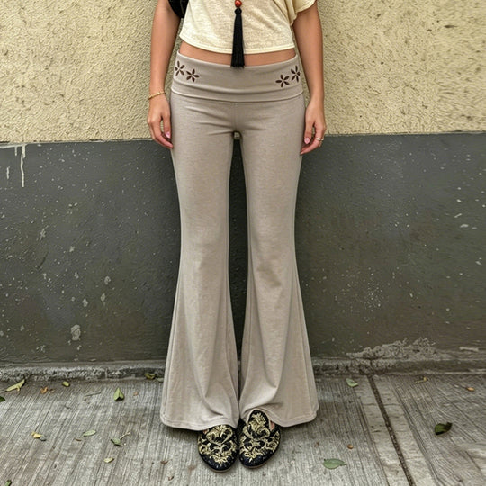 Damen nan Yogahose Flared mit Umschlagbund, komfortable Bootcut-Passform und Laser-Cut Blütendetail Shop Nory
