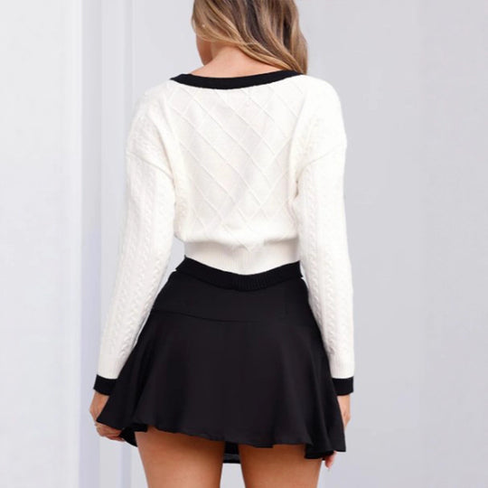 Damen Kurze Cropped Strickjacke mit V-Ausschnitt, Zopfmuster und Kontrastblenden Shop Nory