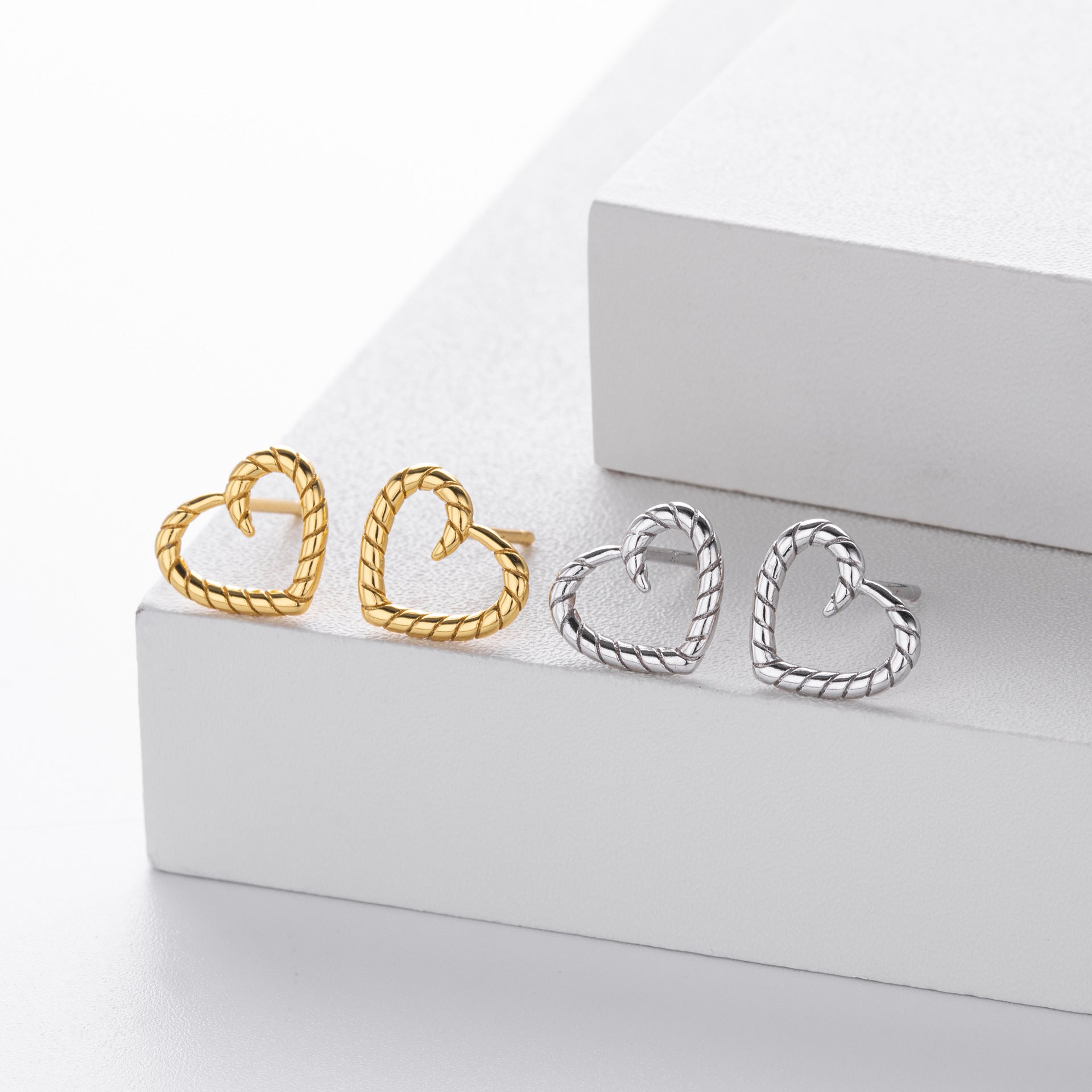 Damen Ohrstecker in herzförmigem Design mit gedrehtem Muster aus 925 Sterling Silber Shop Nory