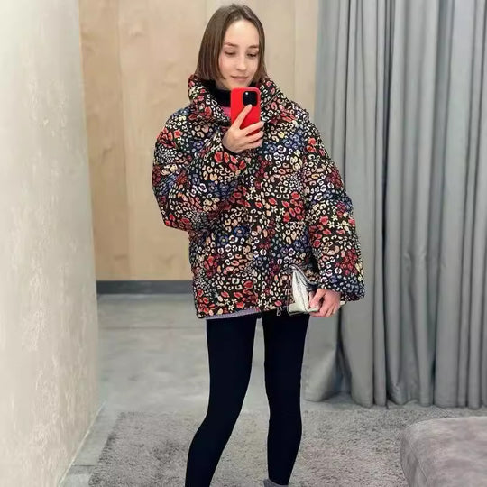 Damen Leichte gesteppte Kurzjacke mit Stehkragen, kastiger Silhouette und buntem Animal‑Floral‑Print Shop Nory
