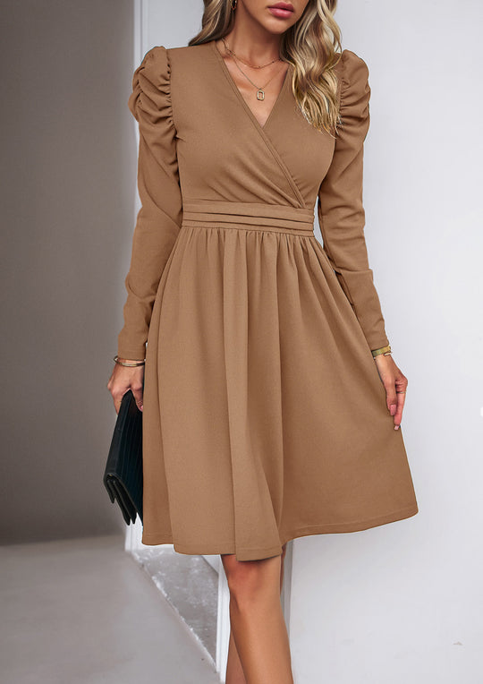 Damen Wickelkleid mit V-Ausschnitt, gerafften Puffärmeln und tailliertem Faltenrock Shop Nory