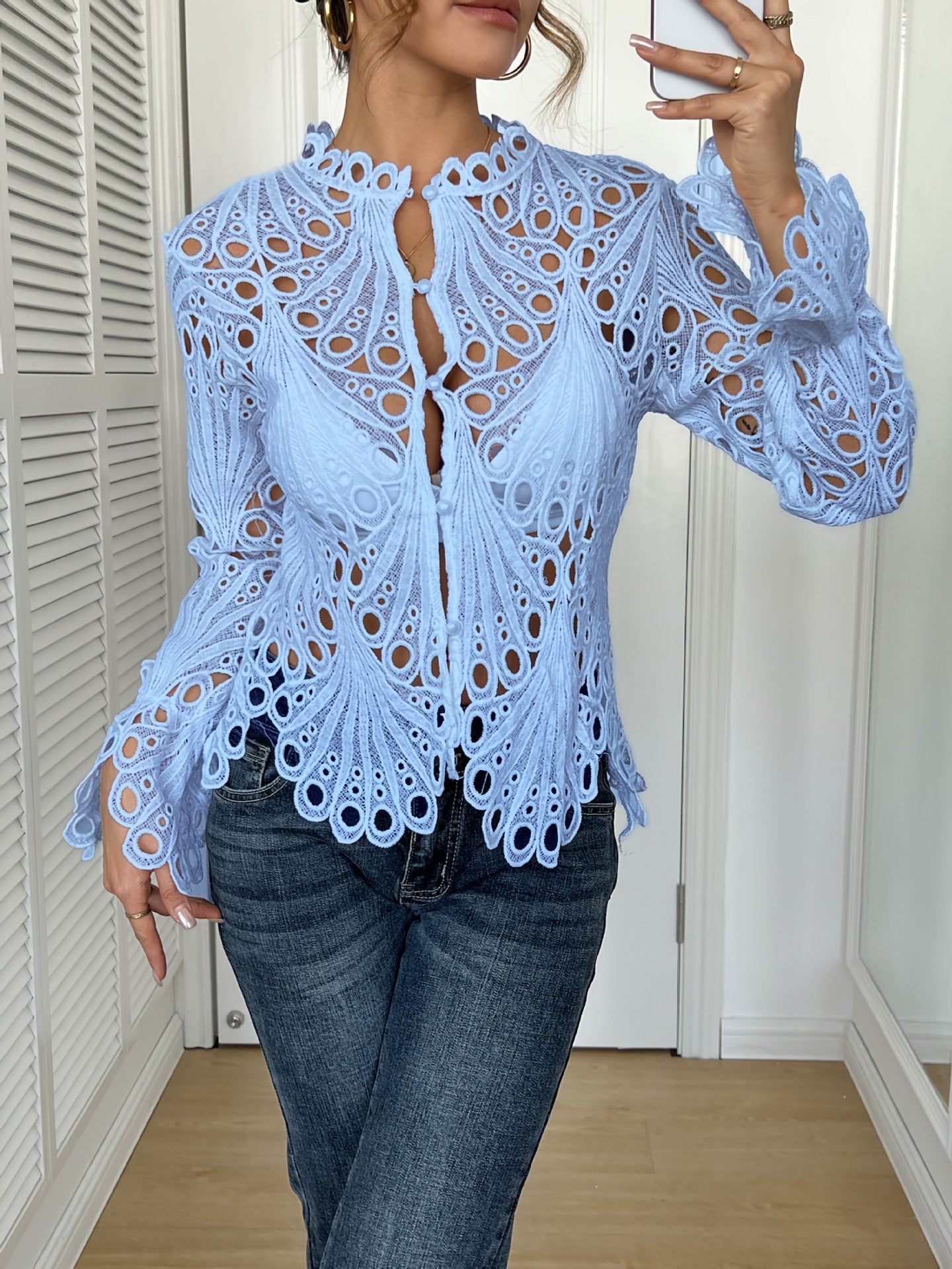 Damen Spitze Bluse mit eleganten Cut-Outs und figurschmeichelndem Design