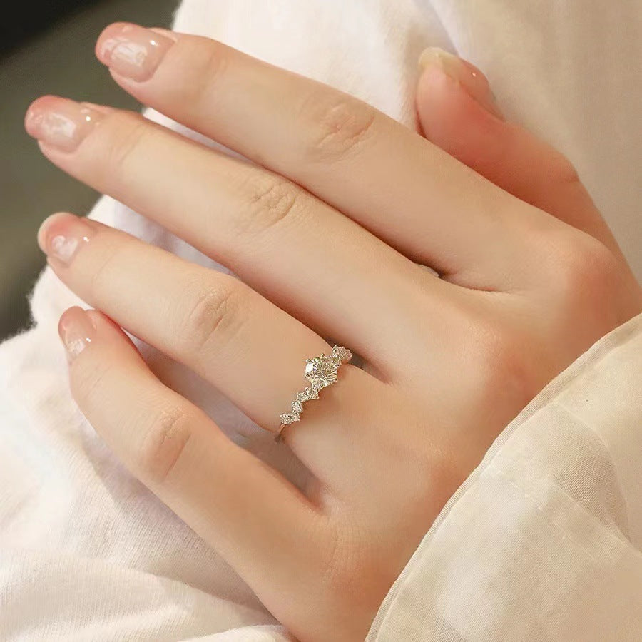 Damen eleganter Ring mit funkelndem Zirkonia und kunstvollem Design Shop Nory