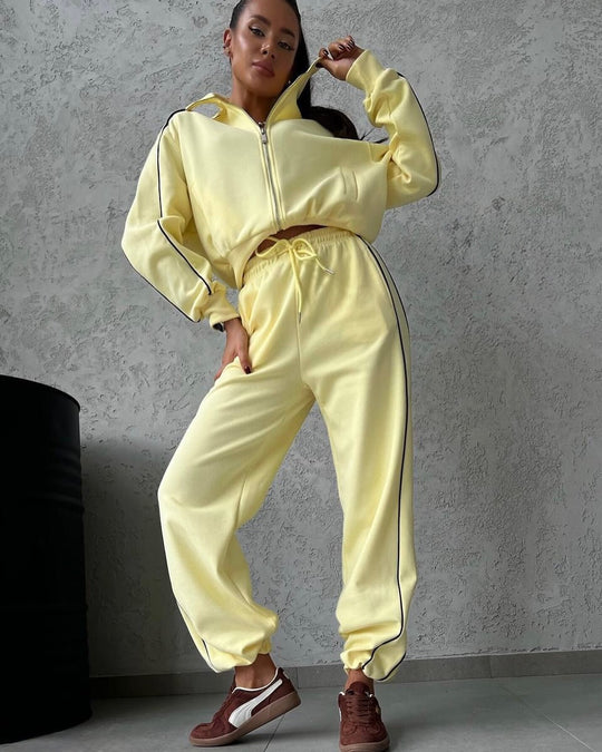 Damen lässiges Sweatset mit Stehkragen Reißverschluss gekürzter Jacke und hochtaillierter Schlaghose Shop Nory