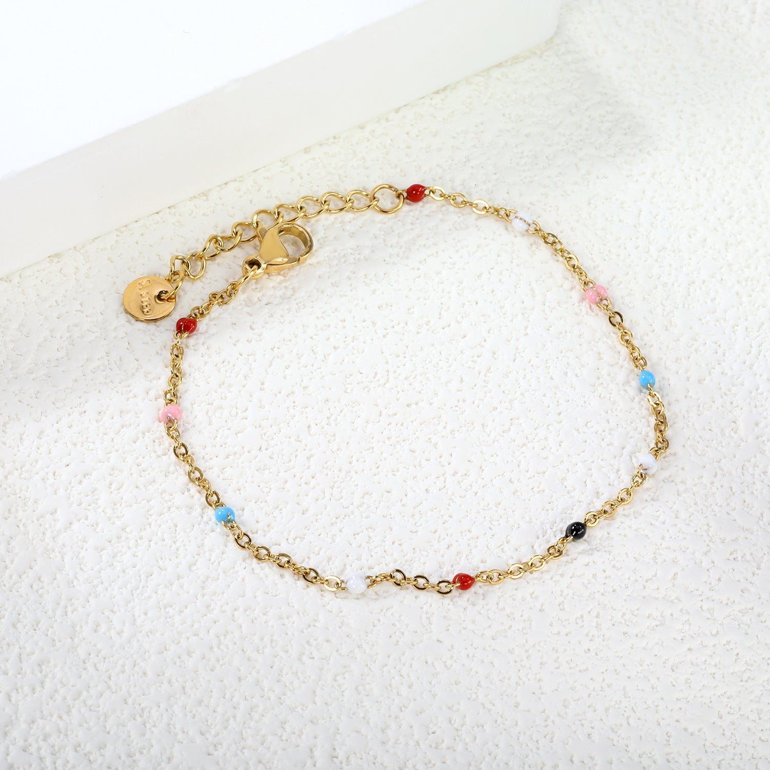 Damen zartes goldplattiertes Armband mit roten Akzenten Shop Nory