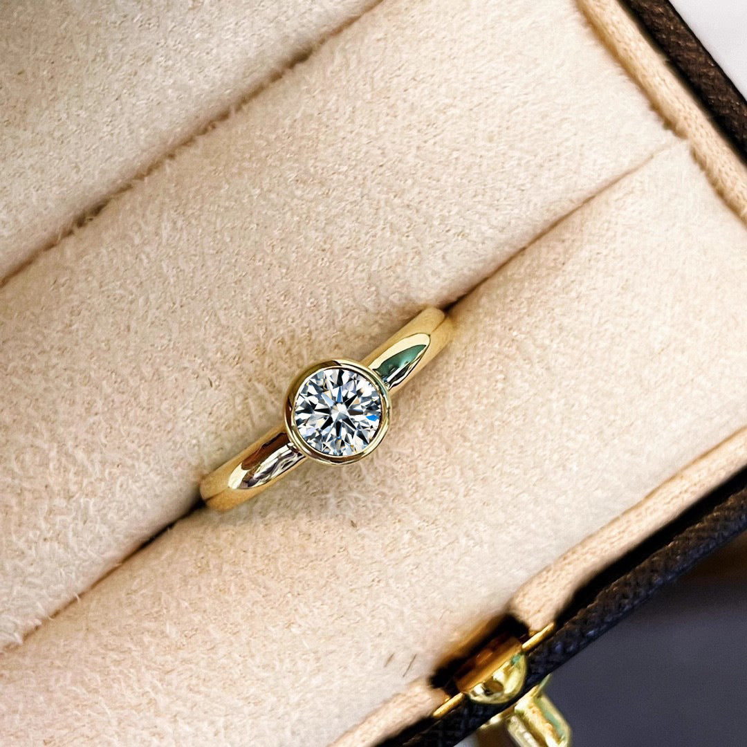 Damenring mit strahlendem Diamant und luxuriöser Goldfassung Shop Nory