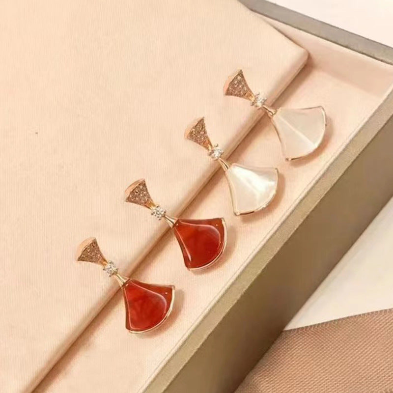 Damen elegante Ohrringe mit kunstvollem Perlmutt-Design und funkelnden Zirkonia Shop Nory