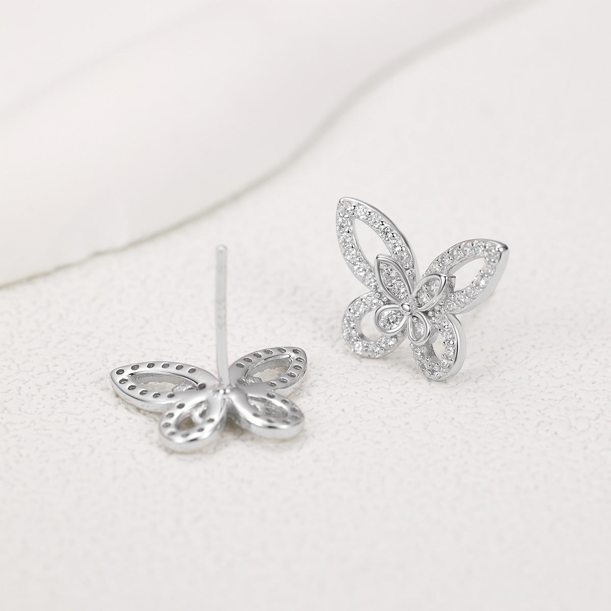 Damen Ohrstecker im eleganten Schmetterlingsdesign mit strahlenden Zirkonia Shop Nory
