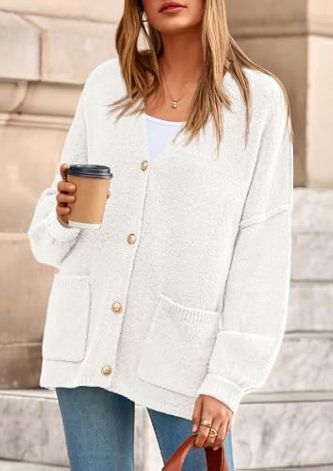 Damen Oversize Strickcardigan mit V-Ausschnitt, goldenen Zierknöpfen und aufgesetzten Taschen Shop Nory