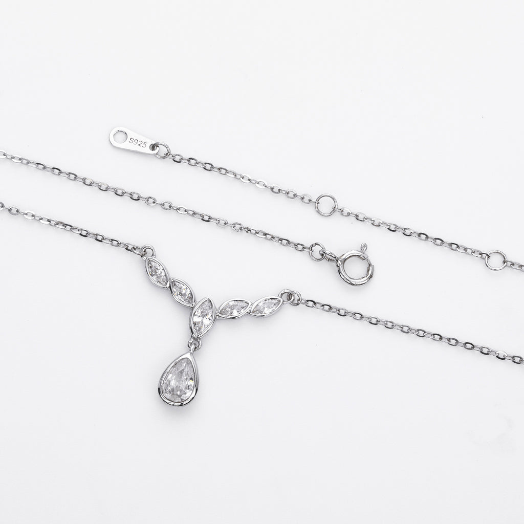 Damen Halskette mit funkelnden Zirkonia-Elementen im eleganten V-Design Shop Nory