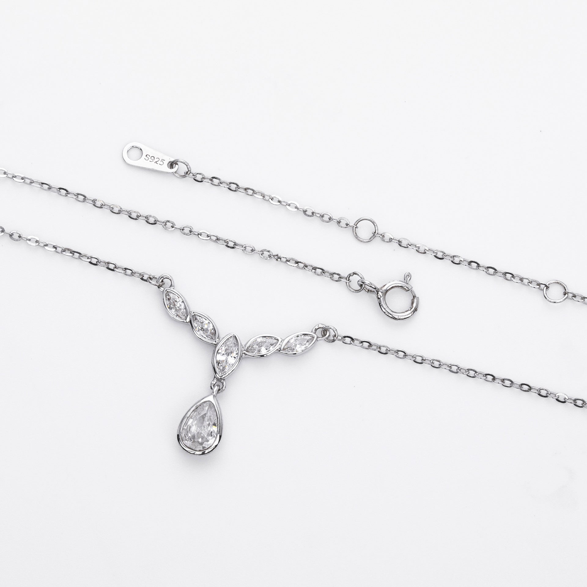 Damen Halskette mit funkelnden Zirkonia-Elementen im eleganten V-Design Shop Nory