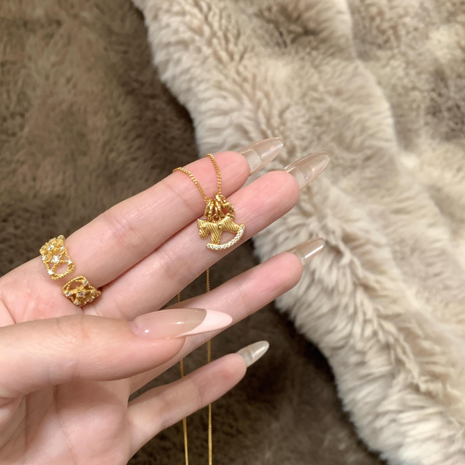 Damen Halskette mit filigranem Pferdemotiv und funkelndem Zirkonia Shop Nory