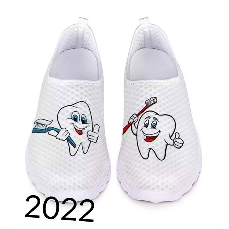 Damen Verspielte Slip-On Sneakers mit medizinischem Cartoon-Print, atmungsaktivem Mesh und gepolsterter Memory-Sohle Shop Nory