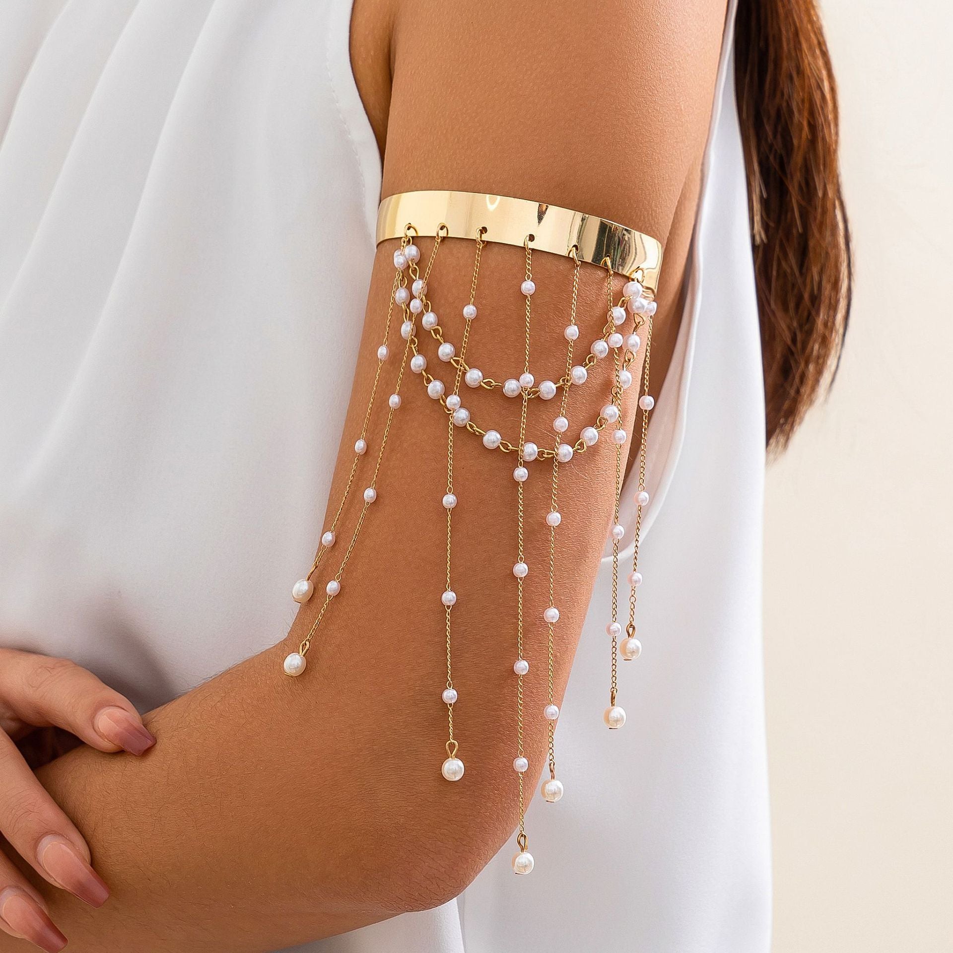 Damen Armspange mit Anhängern und filigranen Details
