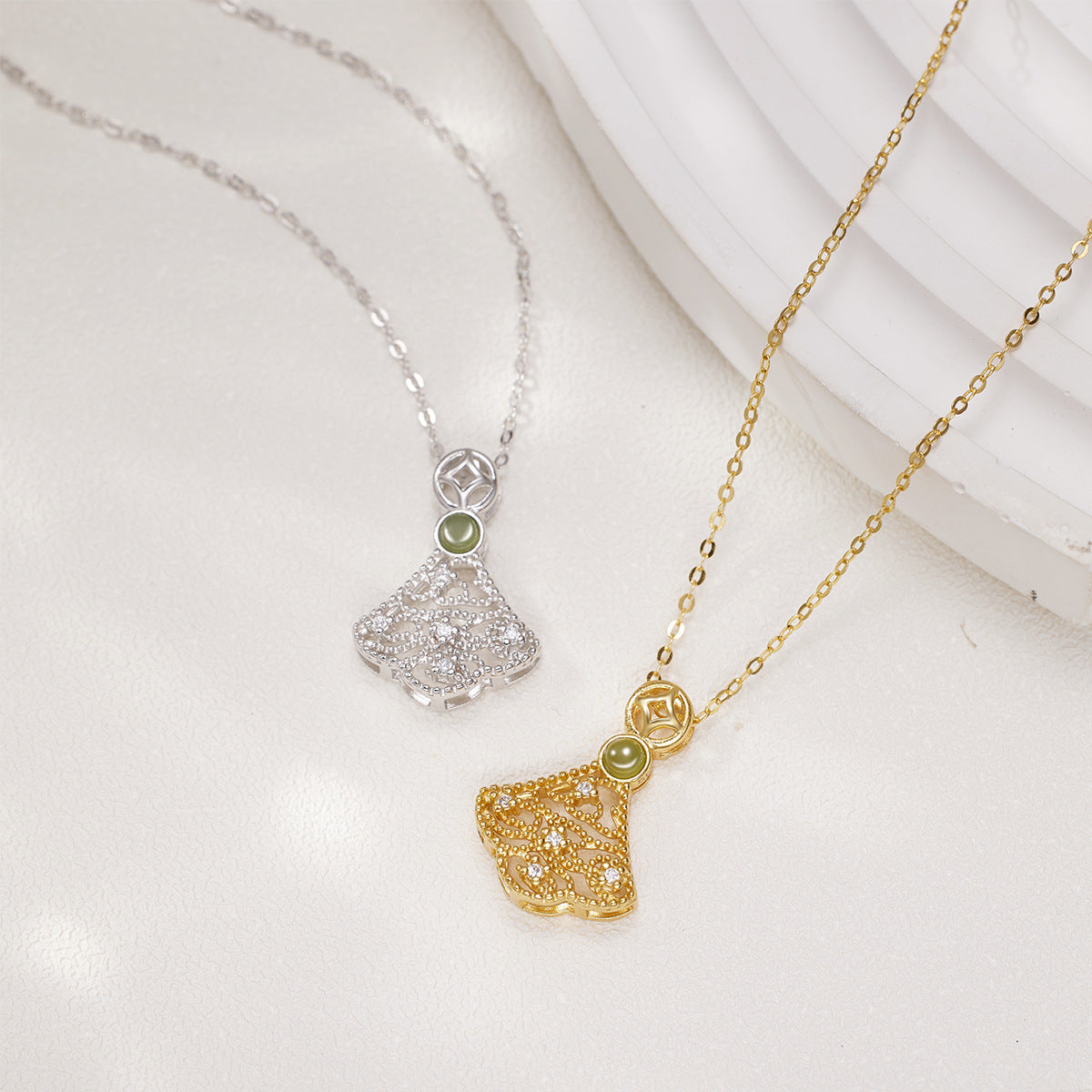 Damen filigrane Halskette mit kunstvollem Anhänger aus goldfarbenem Metall und Zirkonia-Verzierungen Shop Nory