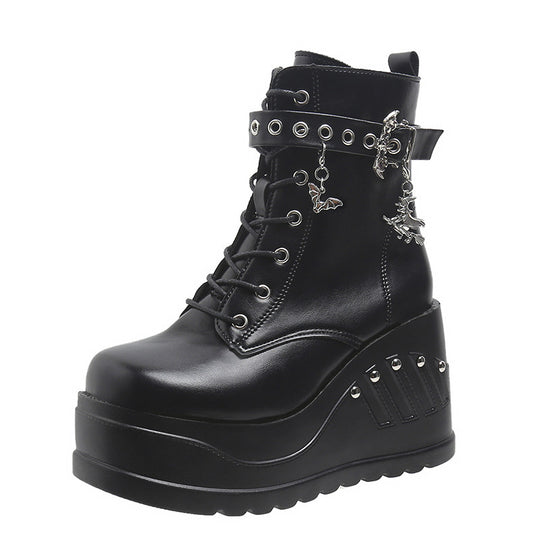 Damen nan Gothic Plateau-Stiefelette mit Schnürung, Ösenriemen und Anhänger-Details Shop Nory