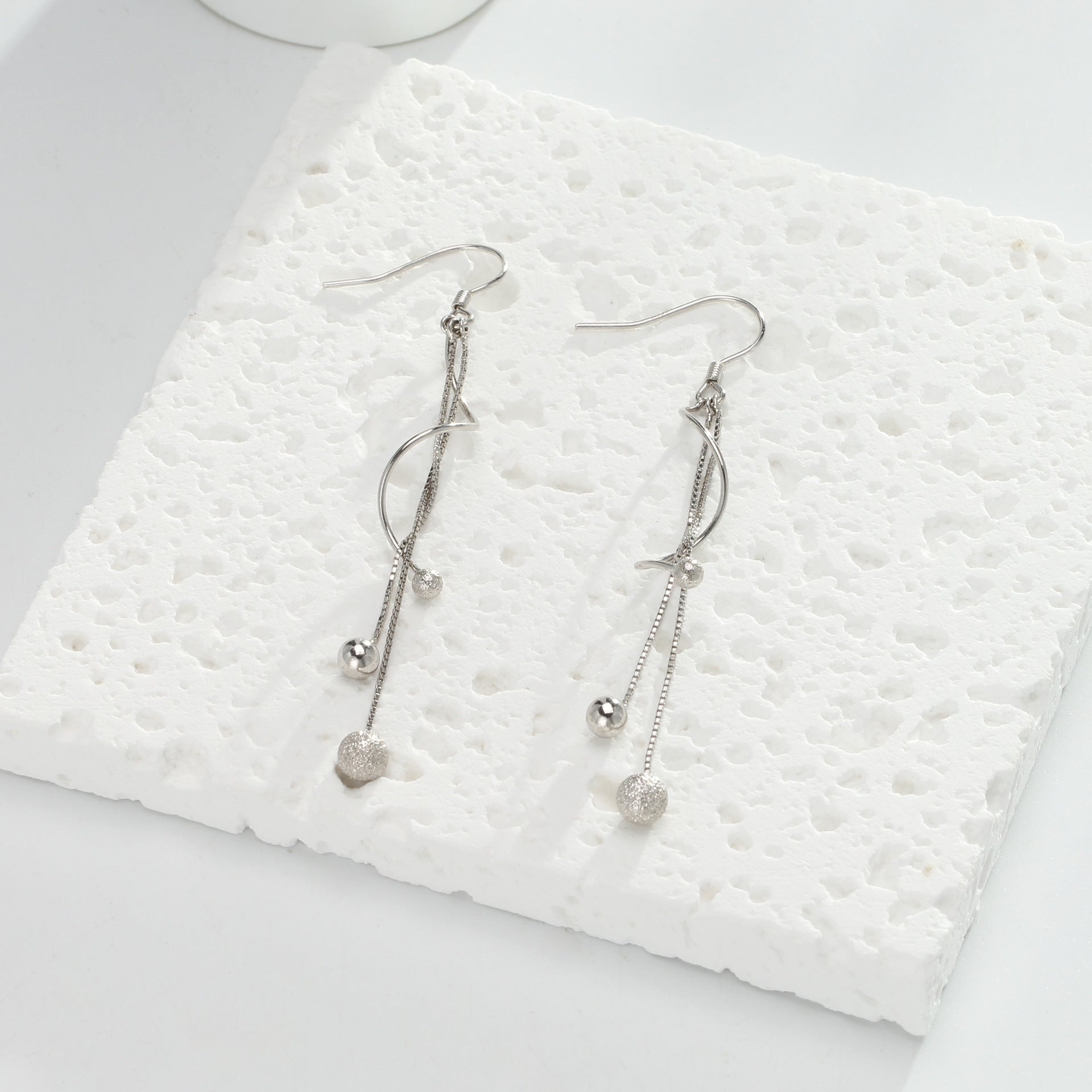 Damen Ohrringe mit elegantem Ketten- und Kugeldesign Shop Nory