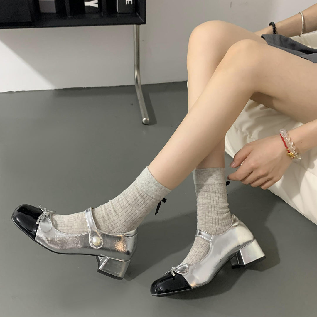 Damen Mary‑Jane Ballerina mit Kontrast‑Lackkappe und Perlenriemen Shop Nory