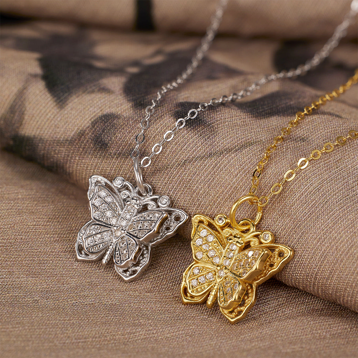 Damen Halskette mit kunstvollem Schmetterlingsanhänger aus goldfarbenem Metall und funkelnden Zirkonia Shop Nory