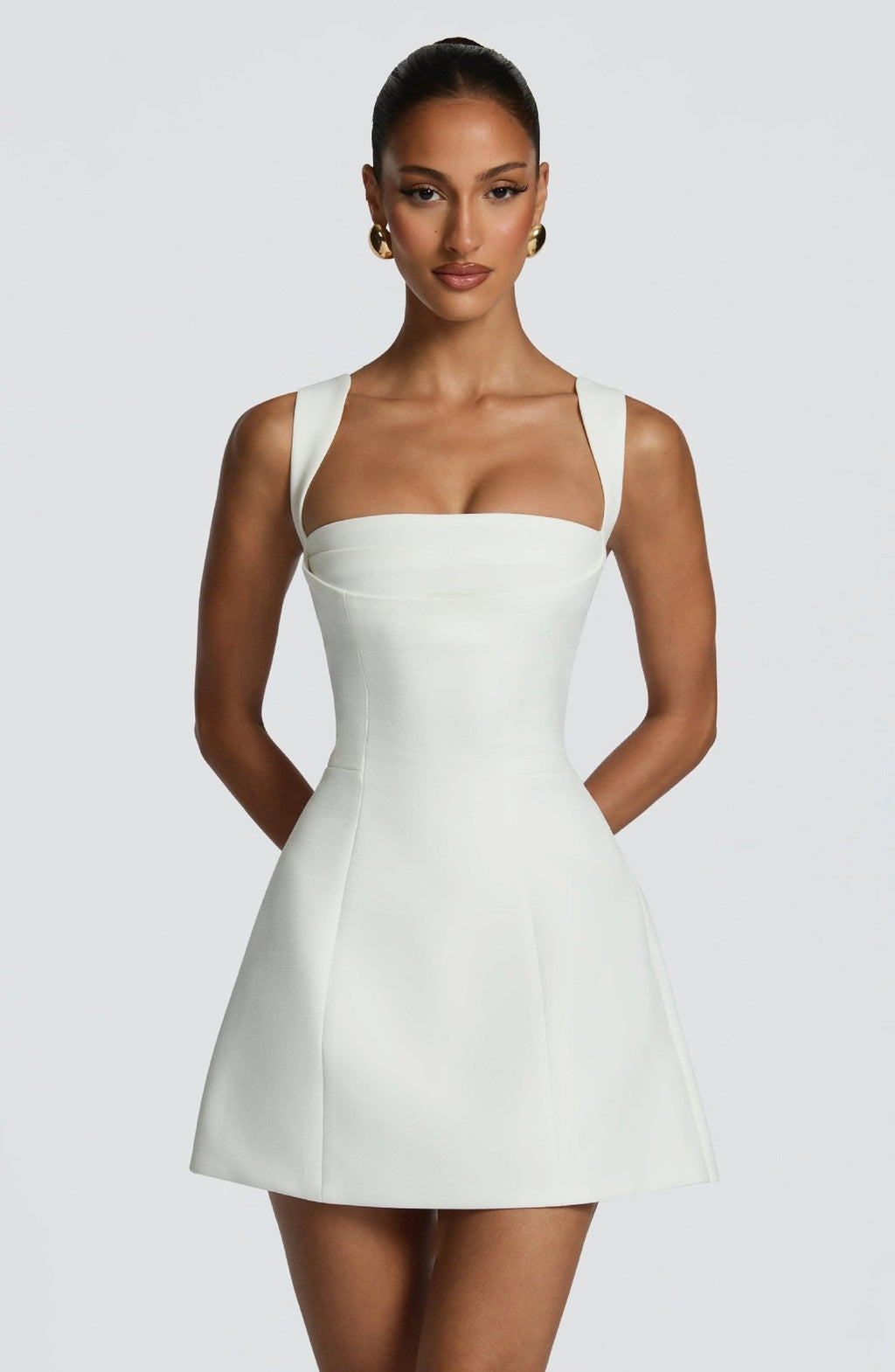 Damen figurbetontes Minikleid mit breiten Trägern und elegantem Ausschnitt