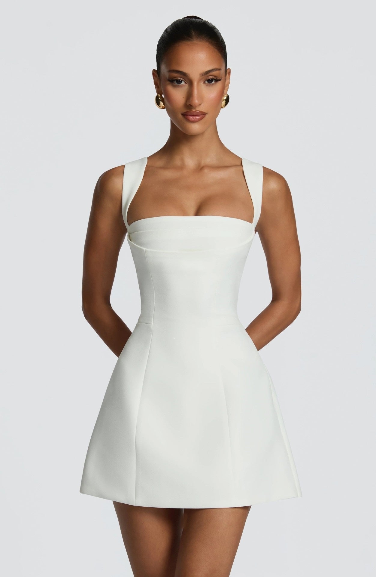 Damen figurbetontes Minikleid mit breiten Trägern und elegantem Ausschnitt