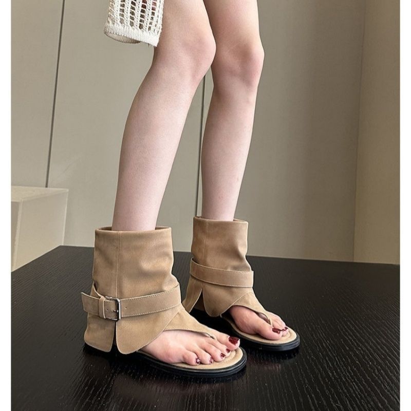Damen Knöchelhohe Wildleder‑Sandale mit Zehensteg, Umschlagmanschette und Schnallenriemen Shop Nory