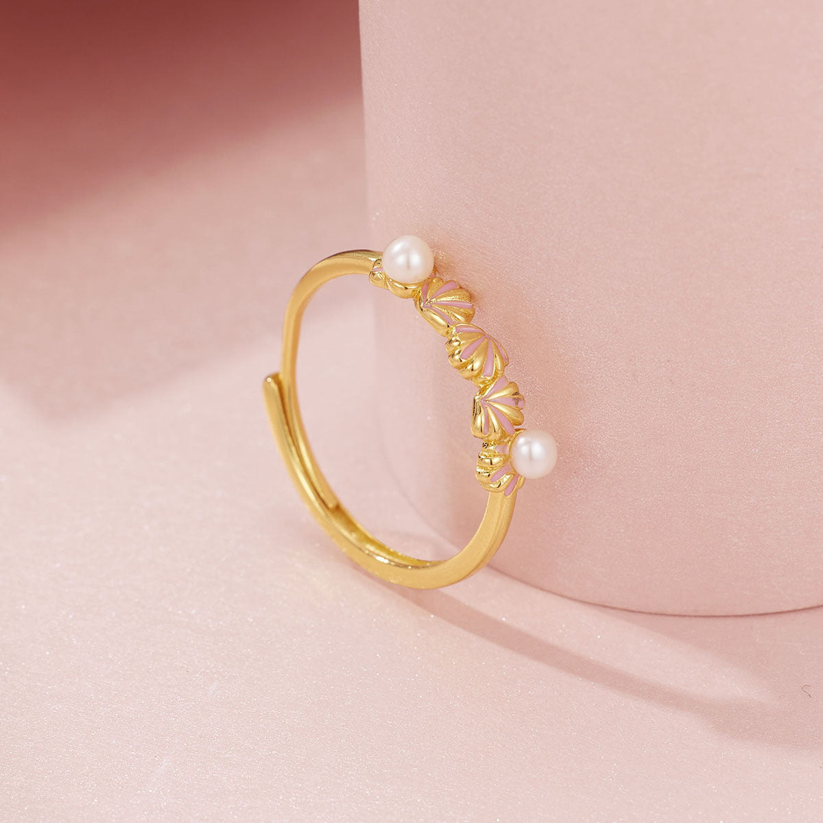Damen Ring mit perlenschmückendem Blütenmotiv und filigraner Goldverzierung Shop Nory