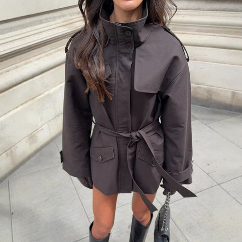 Damen Kurze Taillierte Trenchjacke mit Stehkragen, Pattentaschen und Bindegürtel Shop Nory